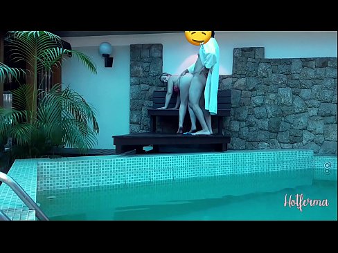 ❤️ Boss uzaicina kalponi uz baseinu, bet nevarēja pretoties karstu Sekss video pie porno lv.bestsexporno.ru ﹏